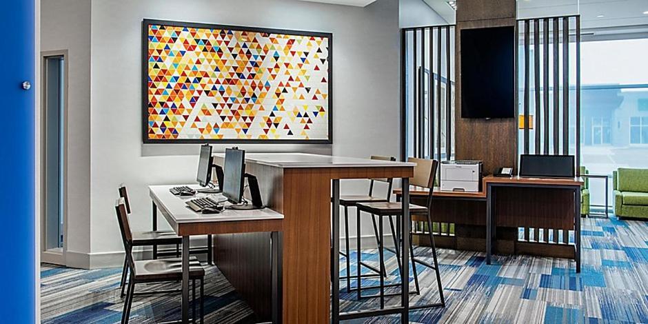 Holiday Inn Express & Suites - Brandon By Ihg Екстериор снимка