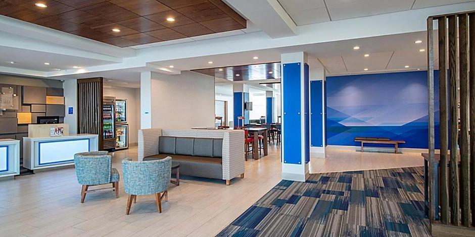 Holiday Inn Express & Suites - Brandon By Ihg Екстериор снимка
