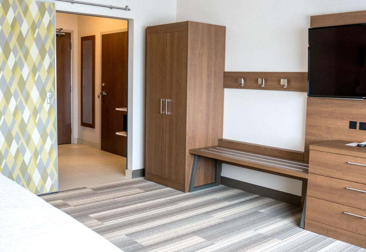 Holiday Inn Express & Suites - Brandon By Ihg Екстериор снимка