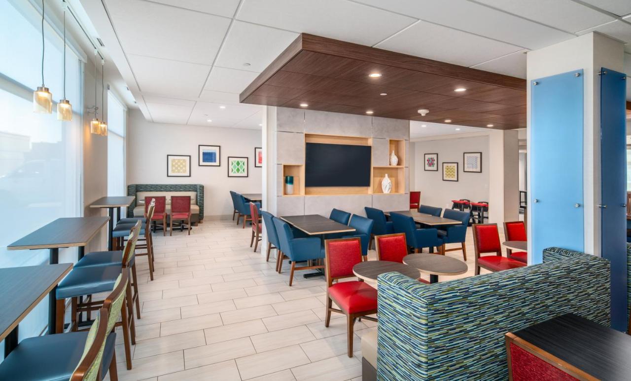 Holiday Inn Express & Suites - Brandon By Ihg Екстериор снимка