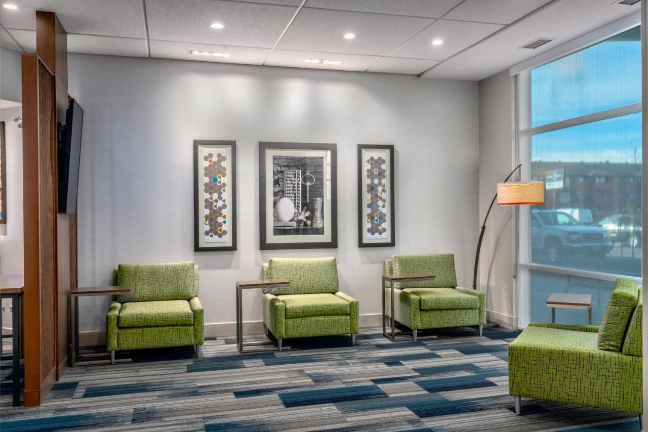 Holiday Inn Express & Suites - Brandon By Ihg Екстериор снимка