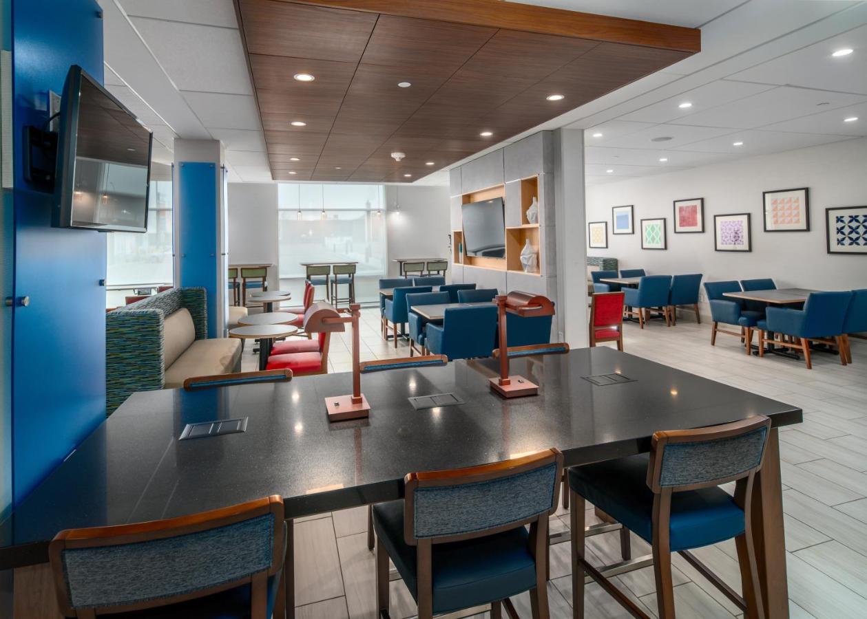 Holiday Inn Express & Suites - Brandon By Ihg Екстериор снимка