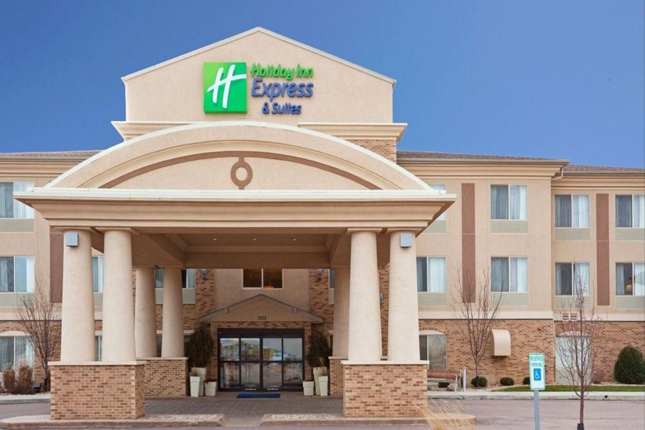 Holiday Inn Express & Suites - Brandon By Ihg Екстериор снимка