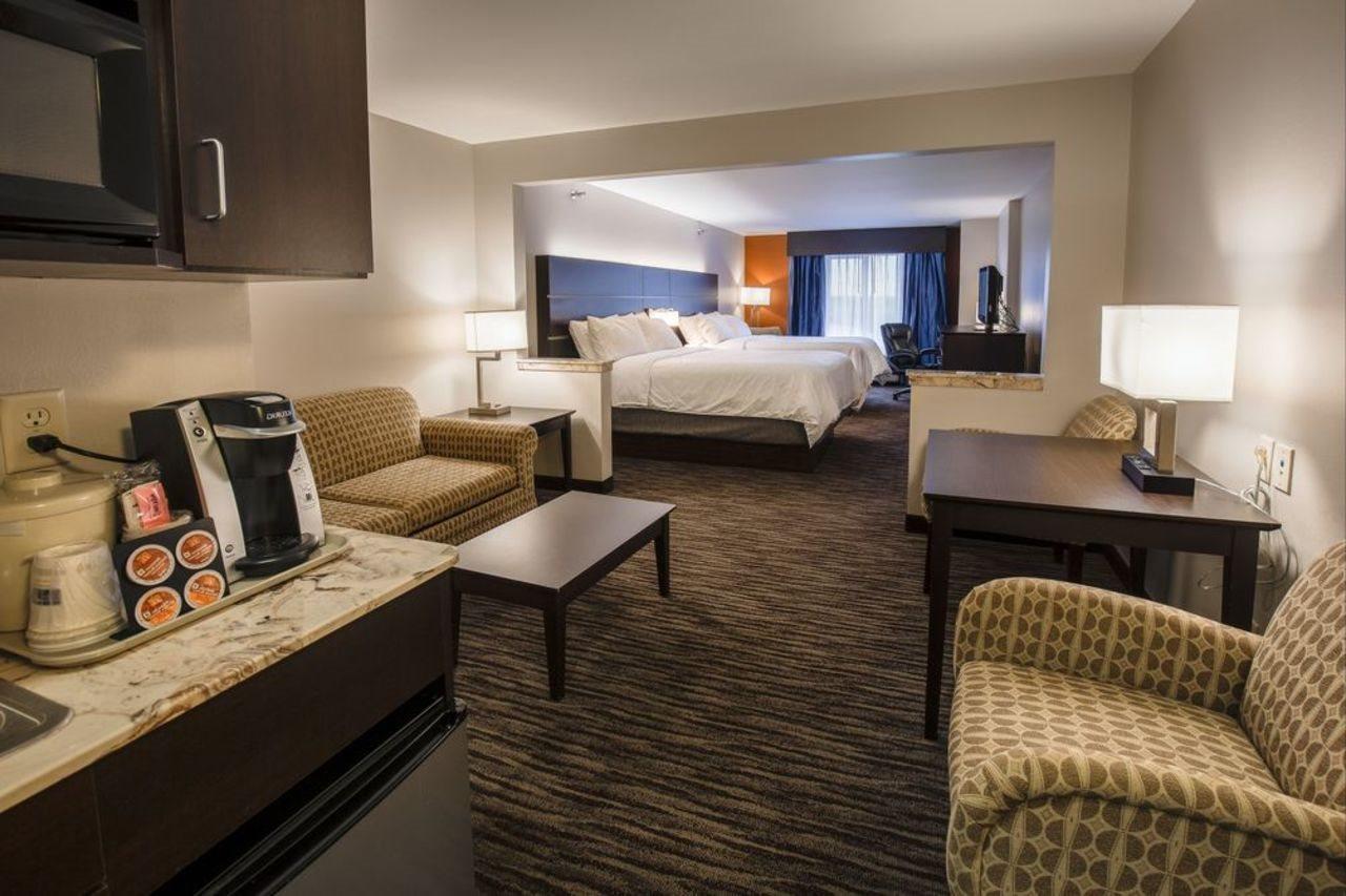 Holiday Inn Express & Suites - Brandon By Ihg Екстериор снимка